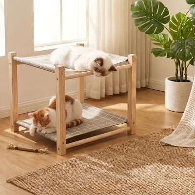Hamac chat en bois 2 étages avec deux chats en repos chacun sur un niveau, un espace confortable et apaisant au quotidien
