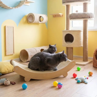 Hamac Chat Griffoir Apaisant utilisé par deux chats dans un espace de jeu coloré avec accessoires et environnement stimulant