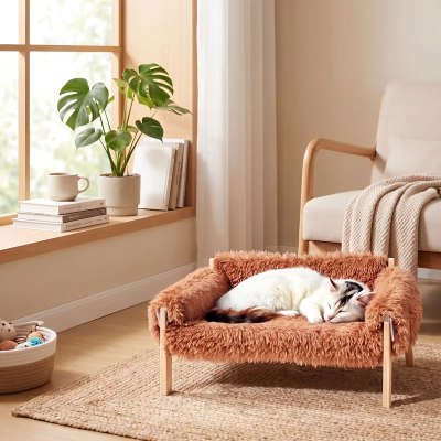 Chat profondément endormi sur le Lit pour Chat FLUFFY™ Canapé dans un salon chaleureux offrant un véritable moment de sérénité.