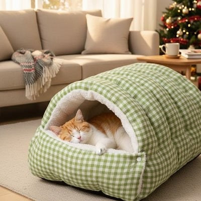 Chat roux profondément endormi dans le lit pour chat Grotte Moelleuse, profitant d'un cocon confortable et chaleureux pour se reposer jour après jour.