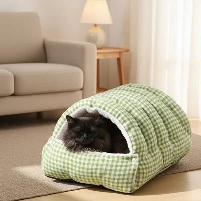 Chat noir confortablement installé dans le lit pour chat Grotte Moelleuse, profitant d'un espace de repos intime baigné par une lumière naturelle.