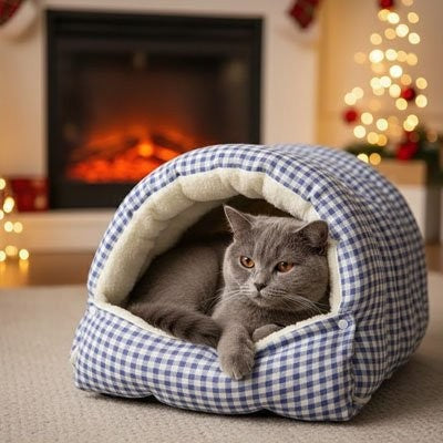 Chat gris confortablement installé dans le lit pour chat Grotte Moelleuse, observant son environnement tout en profitant d'un espace de repos calme et réconfortant près d'une cheminée.