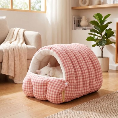 Chat blanc dormant paisiblement dans le lit pour chat Grotte Moelleuse, installé dans un environnement calme propice à de longues siestes.