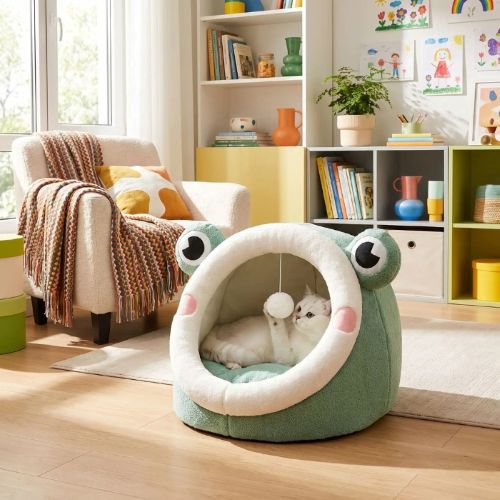 Un chat joue avec la boule suspendue de la niche pour chat Confort PLAYZONE™, dans un salon familial chaleureux.