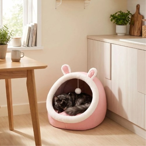 Niche pour chat Confort PLAYZONE™ installée dans le coin d'une cuisine lumineuse où un chat Maine Coon profite paisiblement de son espace de repos.