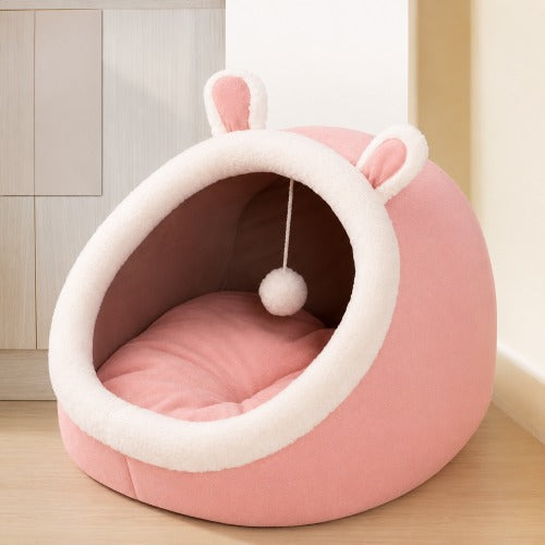 Niche pour chat Confort PLAYZONE™ modèle lapin rose avec boule jouet suspendue et refuge confortable pour chat.