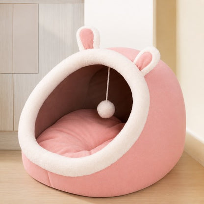 Niche pour chat Confort PLAYZONE™ modèle lapin rose avec boule jouet suspendue et refuge confortable pour chat.