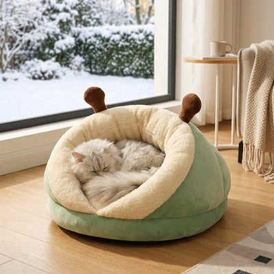 Chat blanc profitant d'un moment de repos dans le Panier chat Chenille Moelleuse devant une grande fenêtre en hiver