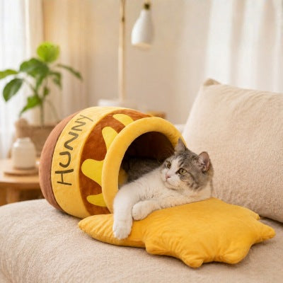 Chat allongé sur le coussin du panier Pot de Miel posé sur un canapé, profitant d’un moment de repos détendu