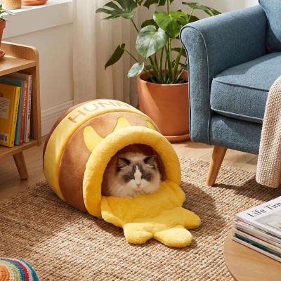 Chat installé dans le panier Pot de Miel dans un salon, profitant d’un espace de repos confortable et apaisant