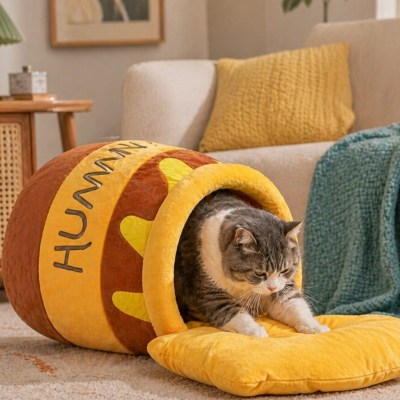 Chat en train de pétrir le coussin du panier Pot de Miel, installé dans un espace confortable et rassurant