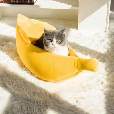 Chat confortablement assis dans le panier pour chat Banane Douillette créant un espace rassurant avec ses rebords enveloppants.