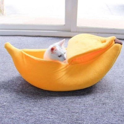 Chat caché dans le panier pour chat Banane Douillette, un couchage confortable et original adapté à toutes les saisons.