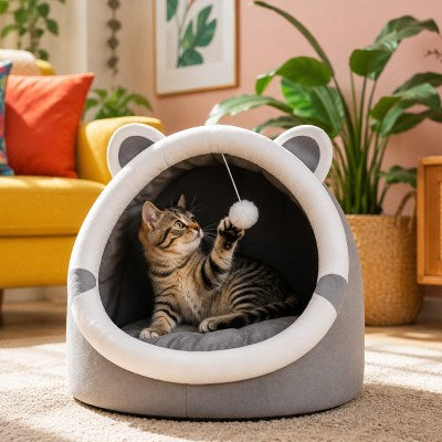Chat tigré jouant avec la boule suspendue de son panier KOKKA™ Ludique