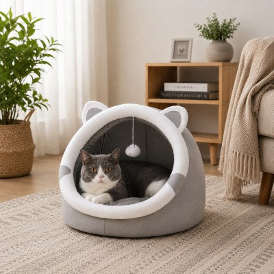 Chat paisiblement installé dans le panier KOKKA™ observant son environnement